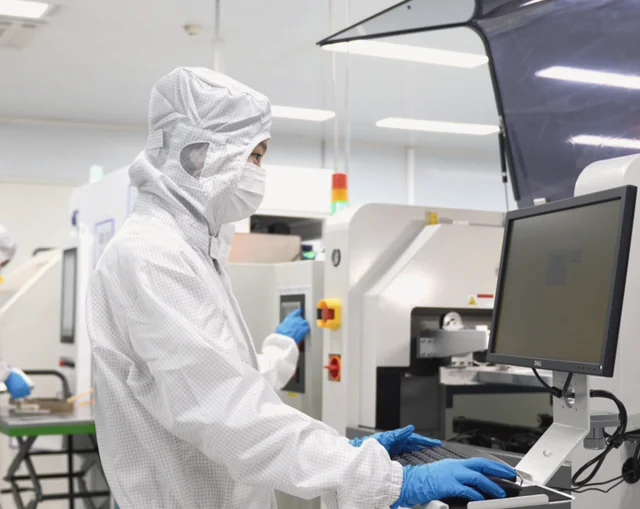 Ingénieur PINGALAX dans un laboratoire de production électronique